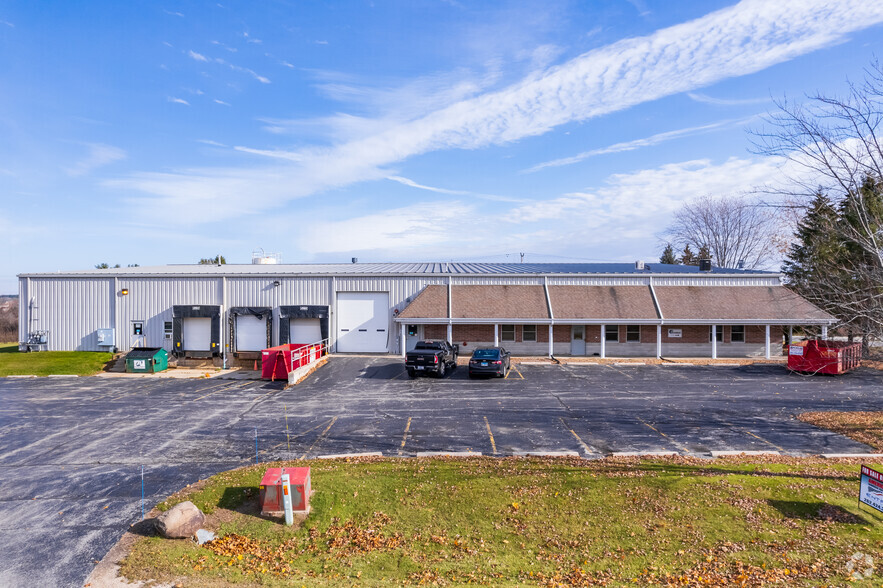 910 Rusco Dr, West Bend, WI for sale - Building Photo - Image 1 of 1