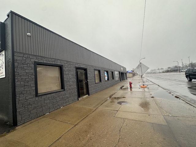 24526 Van Dyke Ave, Center Line, MI for lease - Building Photo - Image 1 of 8