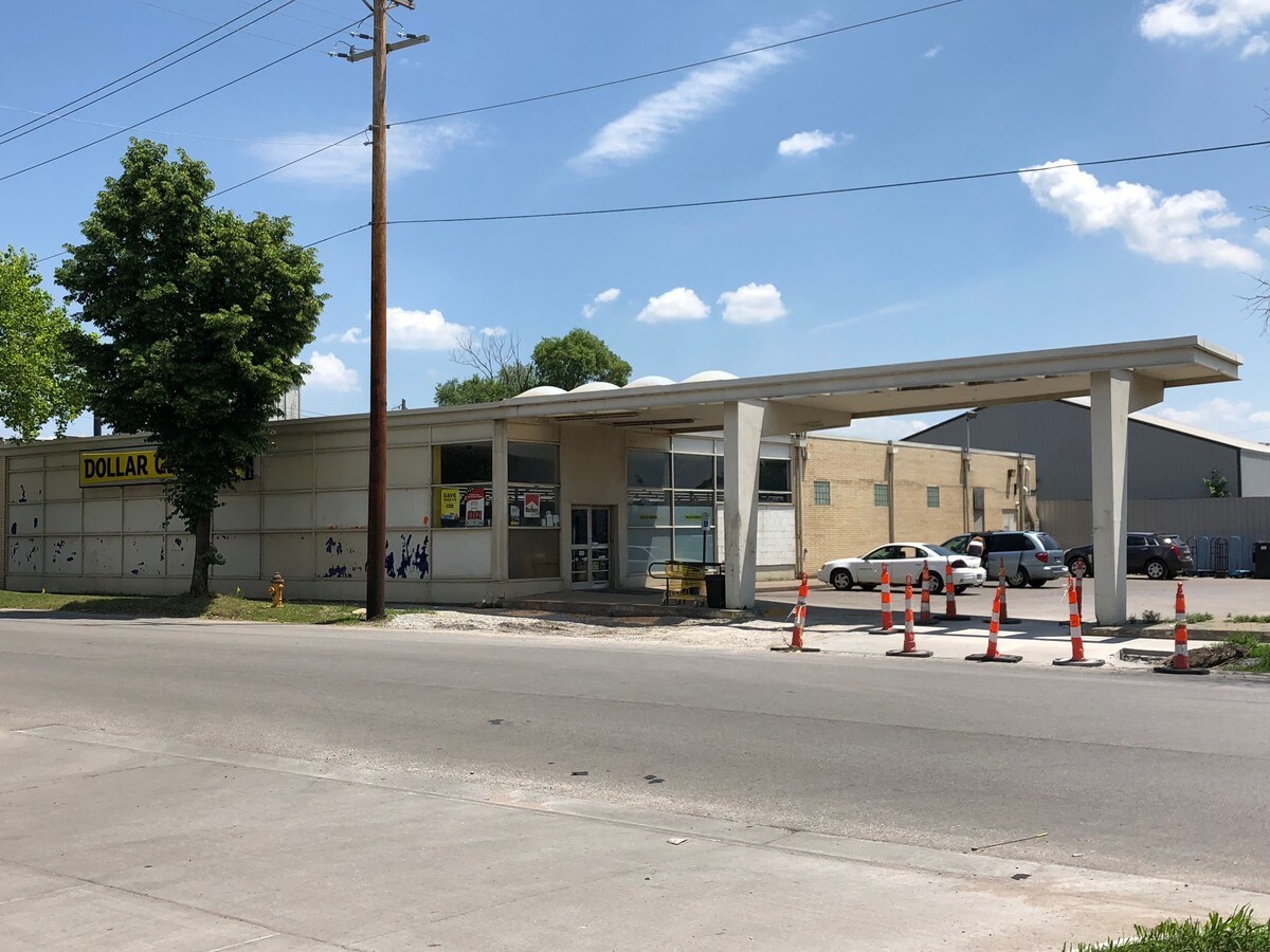 2217 Rockingham Rd, Davenport, IA 52802