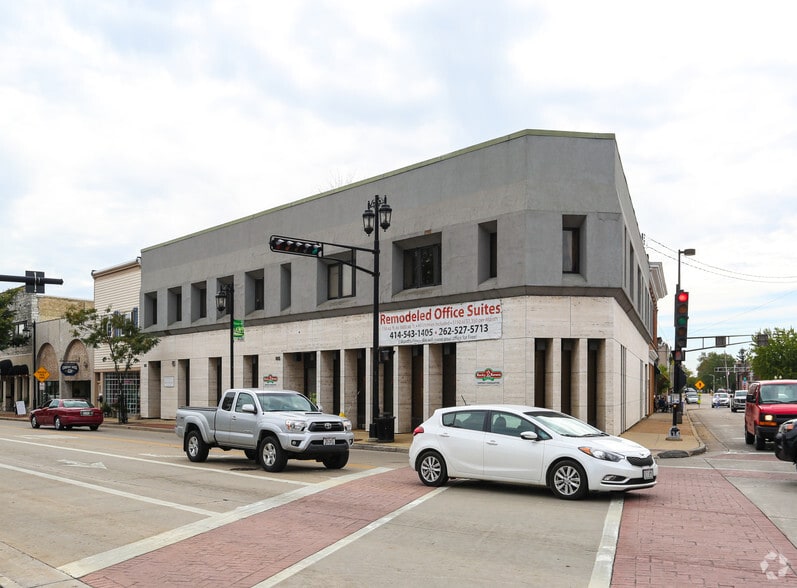 105 E Wisconsin Ave, Oconomowoc, WI for sale - Primary Photo - Image 2 of 10