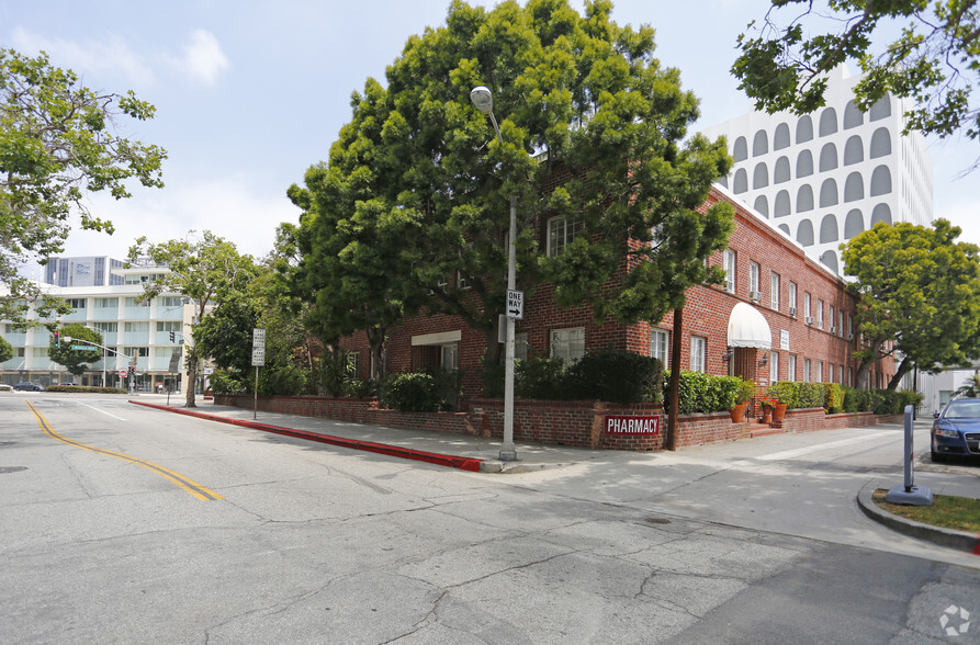 9730-9732 Wilshire Blvd, Beverly Hills, CA for lease - Building Photo - Image 2 of 44