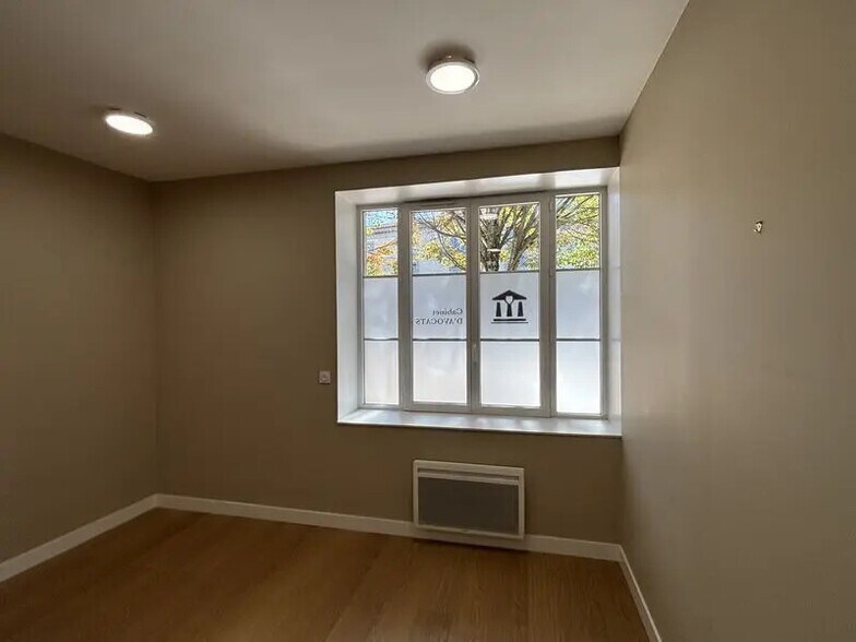 Office in Bordeaux for sale - Interior Photo - Image 2 of 4