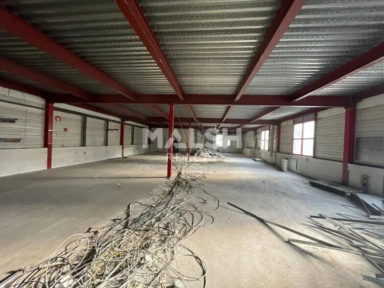 Flex in Fontaines-Saint-Martin for lease - Interior Photo - Image 3 of 7