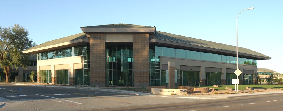 555 W Chandler Blvd, Chandler, AZ for lease - Building Photo - Image 2 of 11