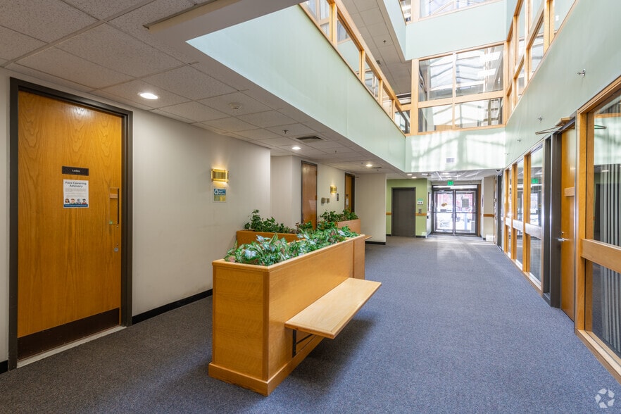101 Cambridge St, Burlington, MA for lease - Lobby - Image 2 of 6