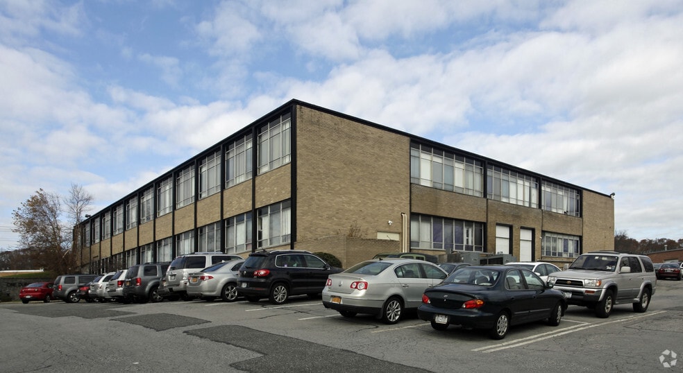 1 DuPont St, Plainview, NY for lease - Building Photo - Image 3 of 6