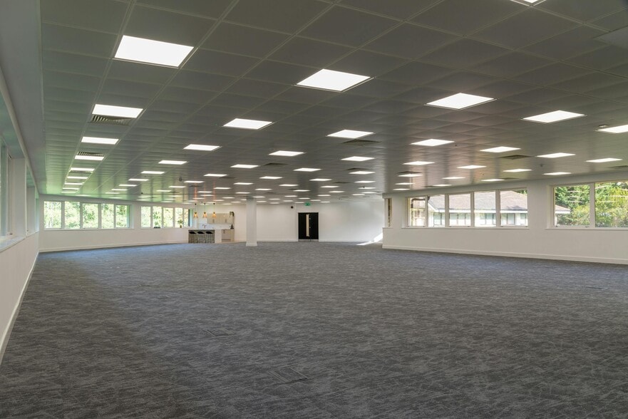 Grange Dr, Southampton for lease - Interior Photo - Image 3 of 34