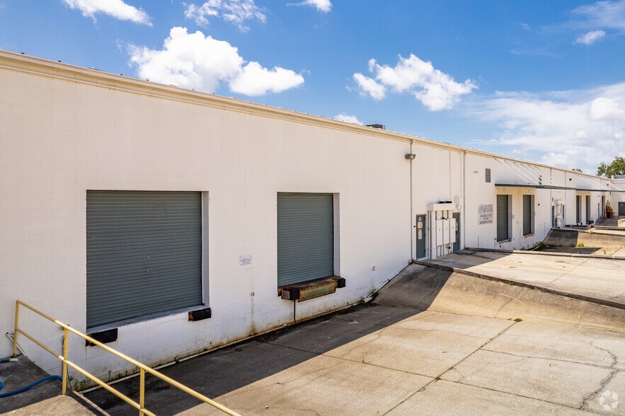 7201-7243 Bryan Dairy Rd, Largo, FL for lease - Building Photo - Image 3 of 5