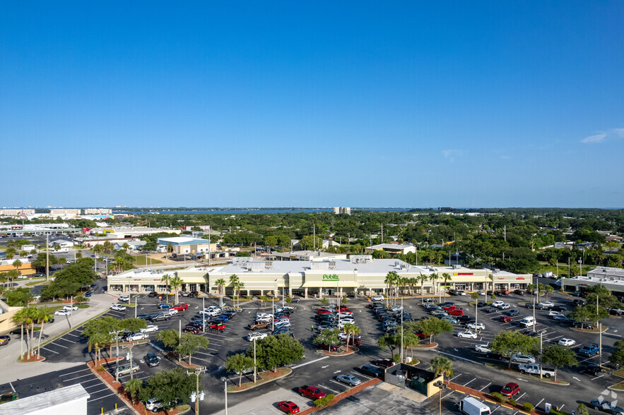 125 E Merritt Island Cswy, Merritt Island, FL for lease - Building Photo - Image 1 of 10