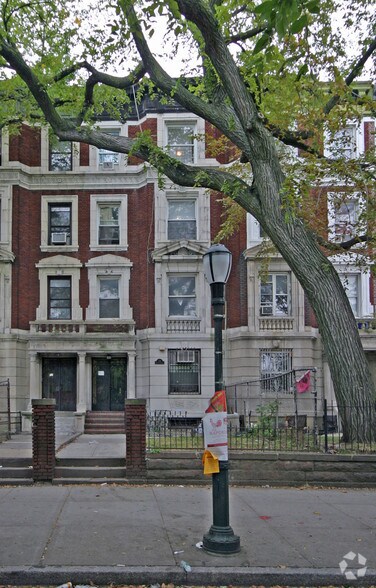 715 Eastern Pky, Brooklyn, NY for sale - Primary Photo - Image 1 of 1