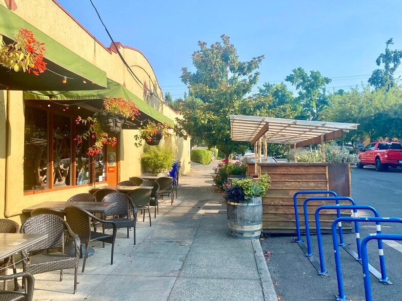 1621-1637 SE Hawthorne Blvd, Portland, OR for sale - Building Photo - Image 3 of 13