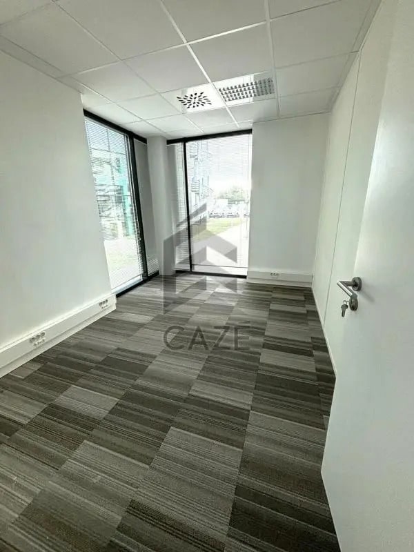 Office in Artigues-près-Bordeaux for lease Interior Photo- Image 1 of 6