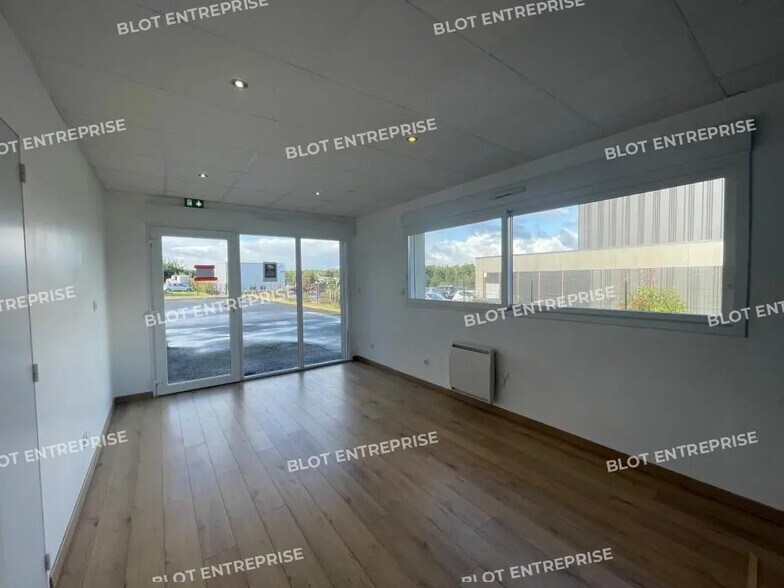 Flex in Noyal for lease - Interior Photo - Image 2 of 3