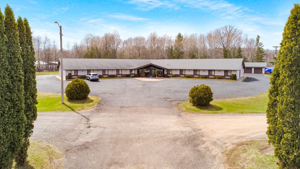 2245 Superior Ave, Cumberland, WI 54829 Island Inn Motel