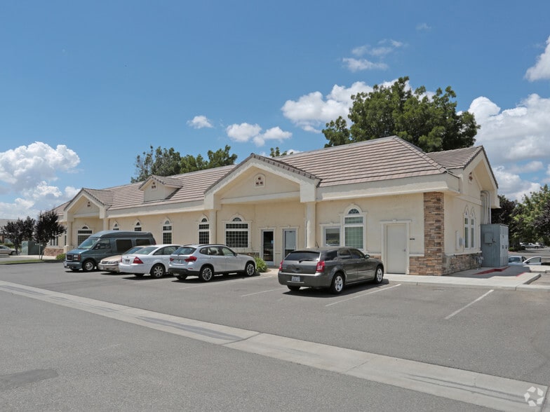 1555 Shaw Ave, Clovis, CA for lease - Building Photo - Image 1 of 3