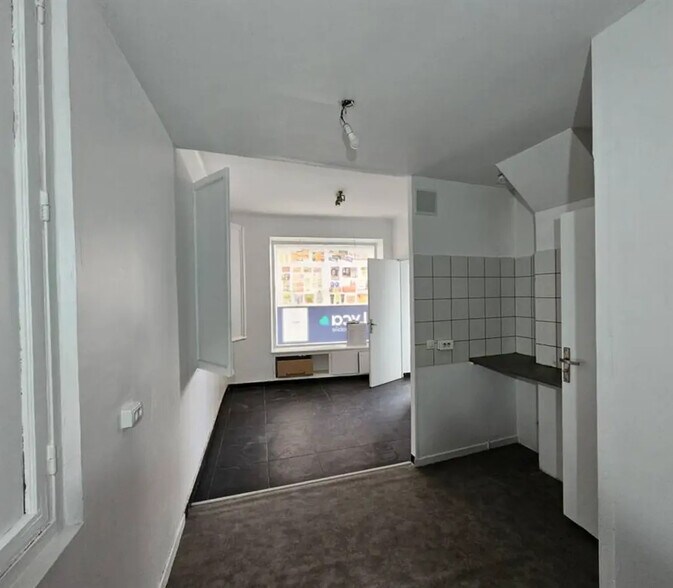 Retail in La Garenne-Colombes for lease - Interior Photo - Image 2 of 4