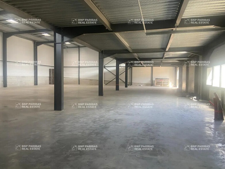 Flex in Voiron for lease - Building Photo - Image 3 of 9
