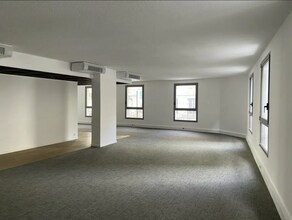 Retail in Lyon for lease Interior Photo- Image 2 of 13