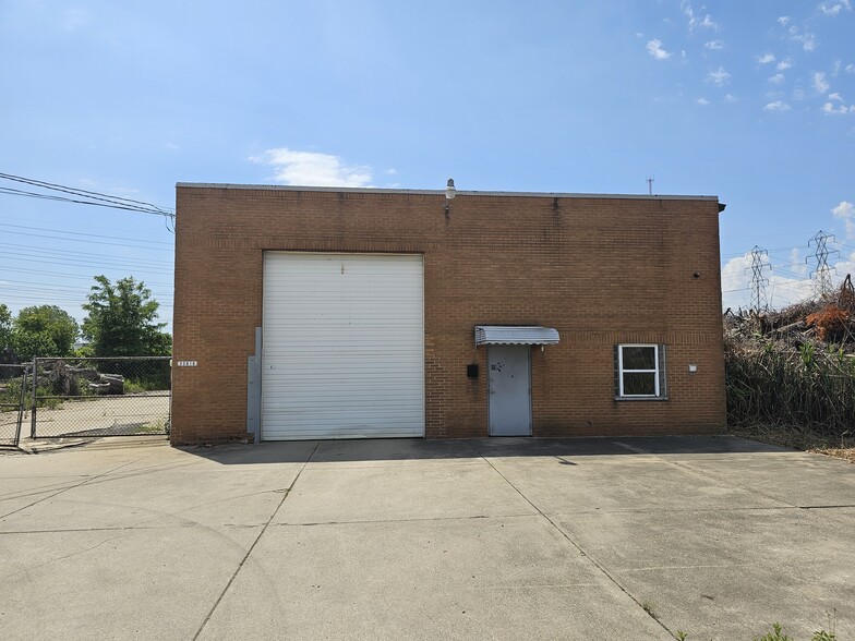 33000 Lakeland Blvd, Eastlake, OH for lease - Building Photo - Image 1 of 3