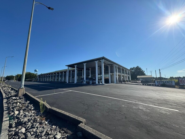 990 Maple St, Russell Springs, KY for sale - Building Photo - Image 2 of 29