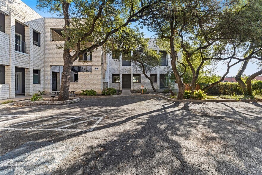 13625 Pond Springs Rd, Austin, TX for sale - Building Photo - Image 1 of 1