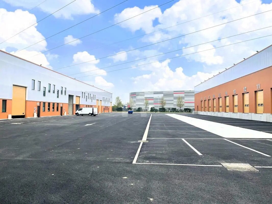 Office in Le Coudray-Montceaux for lease Building Photo- Image 1 of 11