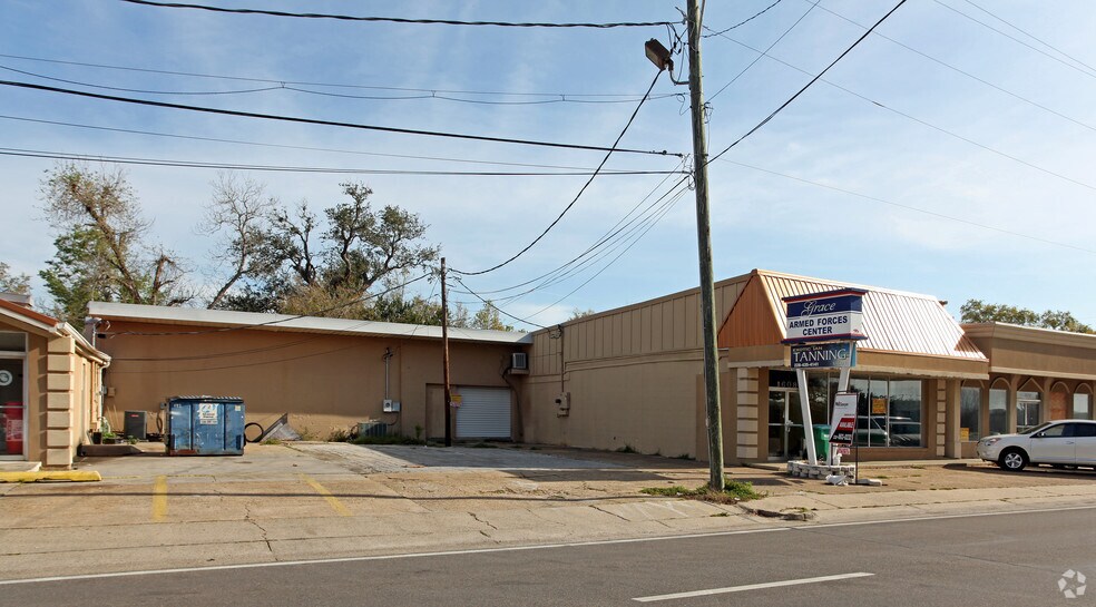 1608 Pass Rd, Biloxi, MS 39531