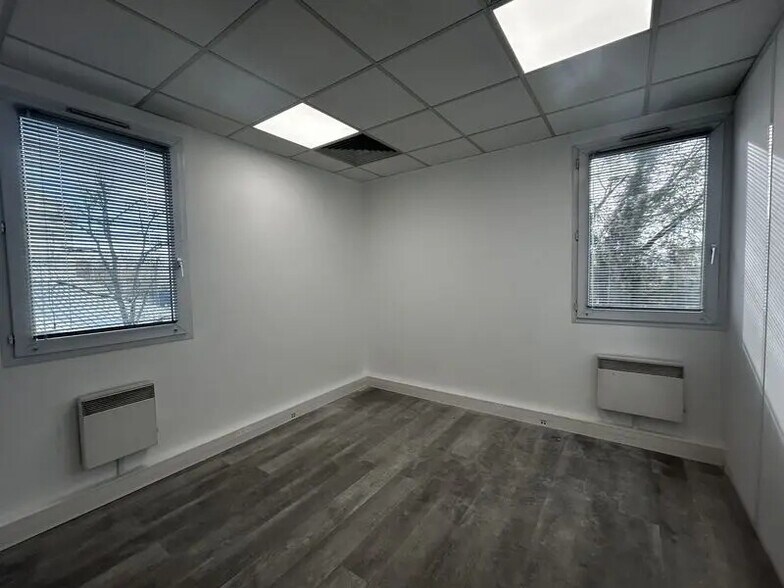 Office in Lyon for lease - Interior Photo - Image 3 of 5