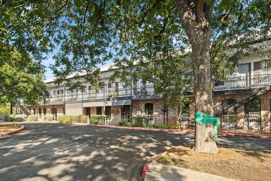 152-170 S Main St, Boerne, TX for lease - Building Photo - Image 2 of 26