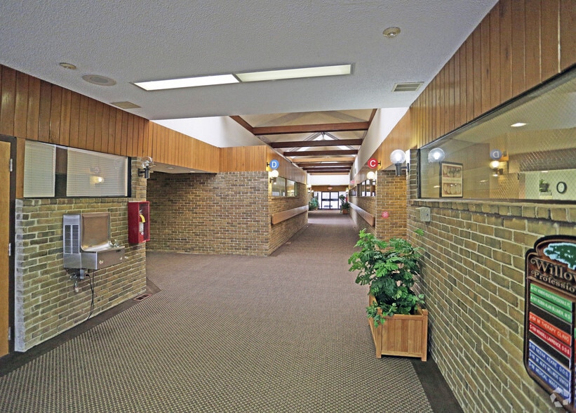 25865 W 12 Mile Rd, Southfield, MI for lease - Building Photo - Image 2 of 6