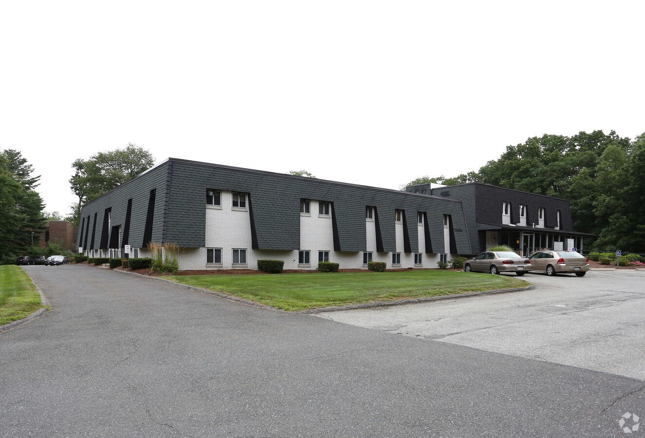 123 Dwight Rd, Longmeadow, MA 01106