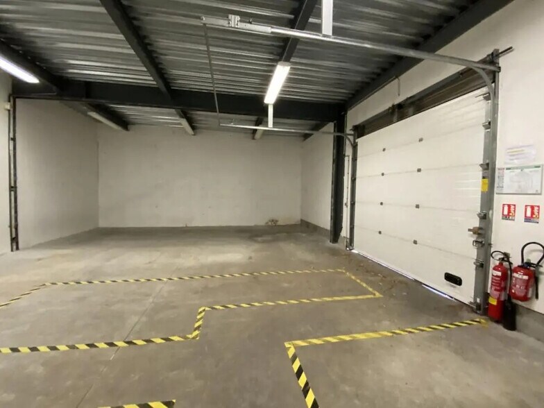 Flex in Le Petit-Quevilly for lease - Interior Photo - Image 1 of 4