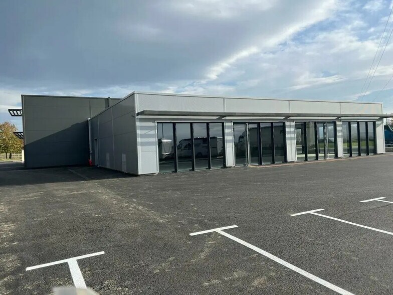 Retail in La Côte-Saint-André for lease - Building Photo - Image 3 of 10