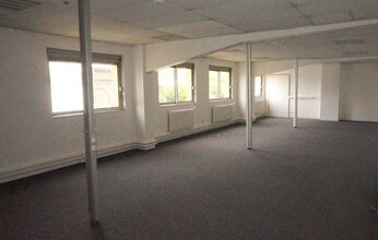 Office in Le Coudray for lease Interior Photo- Image 2 of 3