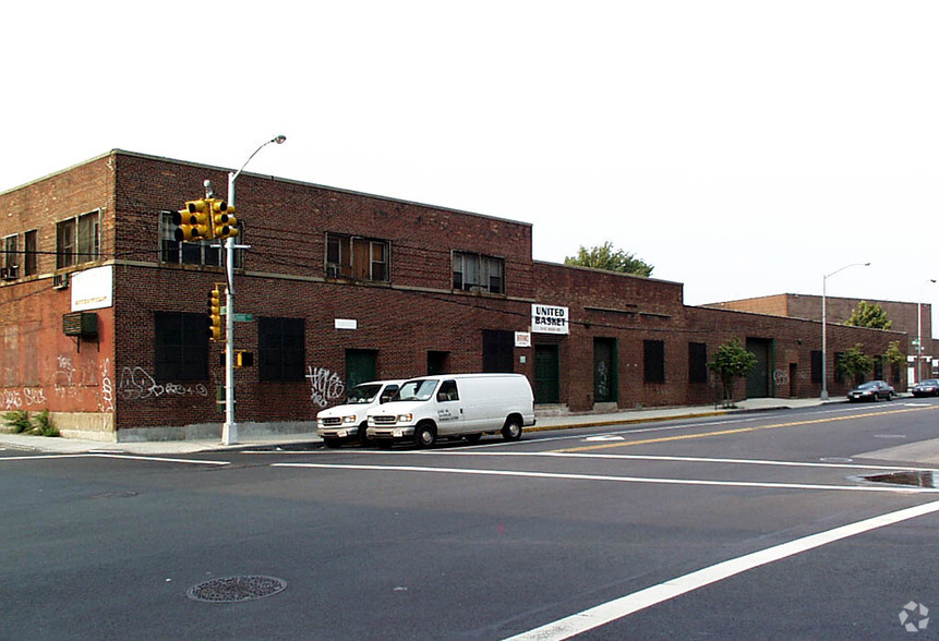 58-01 Grand Ave, Maspeth, NY for sale - Primary Photo - Image 3 of 3