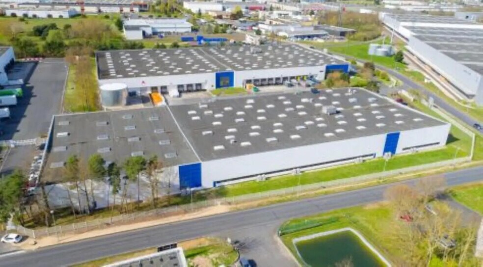 Industrial in Ormes for lease - Building Photo - Image 3 of 18