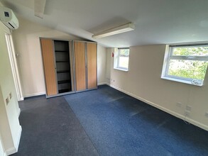 Hulfords Ln, Hartley Wintney for lease Interior Photo- Image 2 of 4