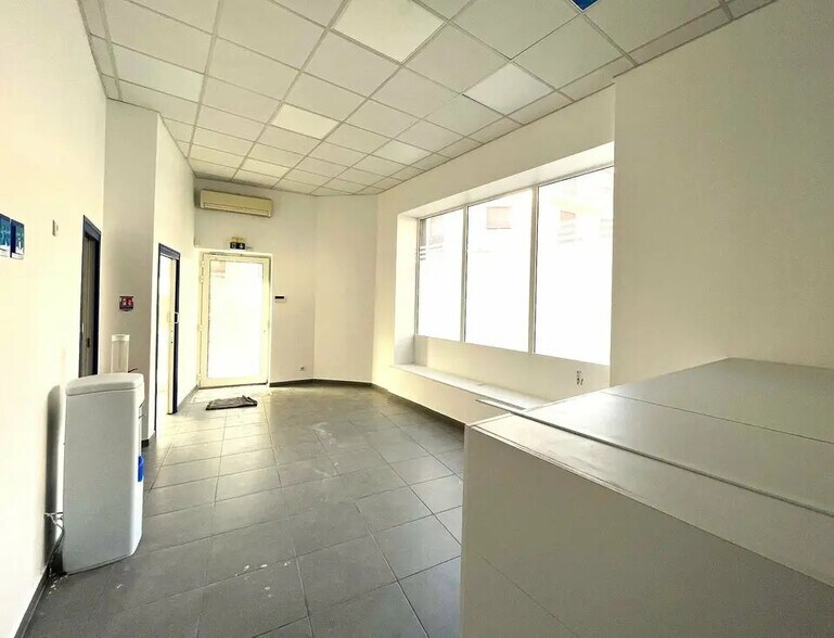 Retail in Vallauris for lease - Interior Photo - Image 3 of 9