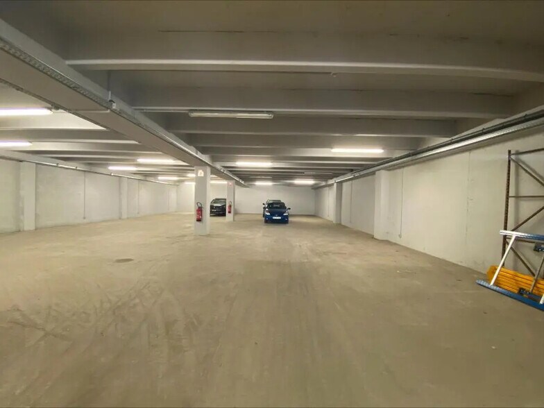 Flex in Palaiseau for lease - Interior Photo - Image 3 of 5