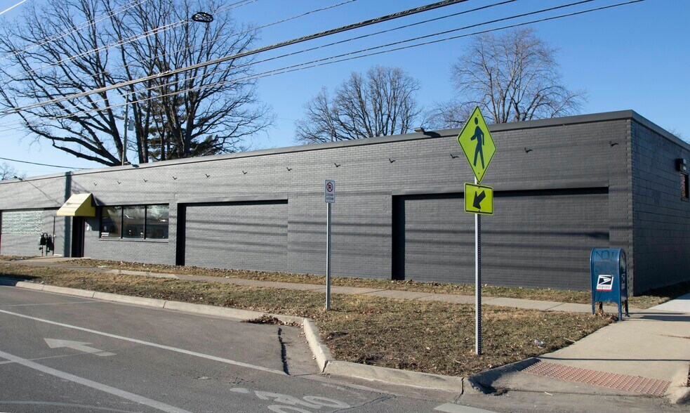 927 Hilton Rd, Ferndale, MI 48220