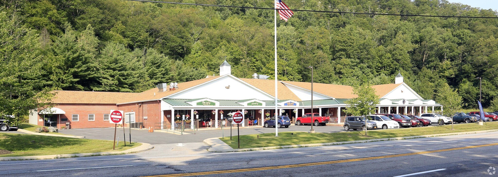 549 Route 17, Tuxedo Park, NY 10987 Duck Cedar Plaza