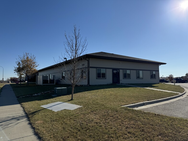 1425 21st Ave NW, Minot, ND for sale - Building Photo - Image 3 of 20