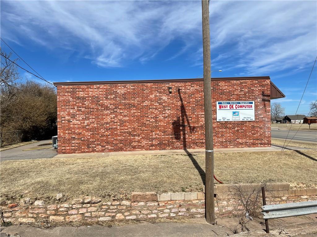 416 N 4th St, Clinton, OK 73601