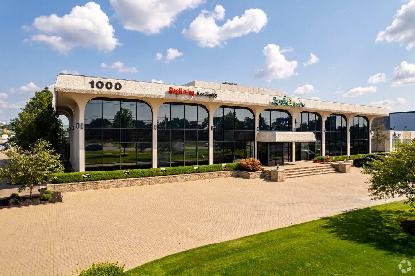 1000 W Maple Rd, Troy, MI 48084