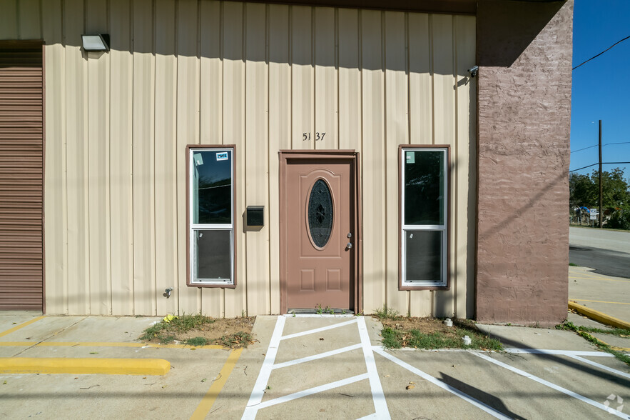 5137 Mosson Rd, Fort Worth, TX for lease - Building Photo - Image 2 of 6