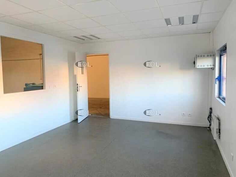 Flex in Moissy-Cramayel for lease - Interior Photo - Image 3 of 6