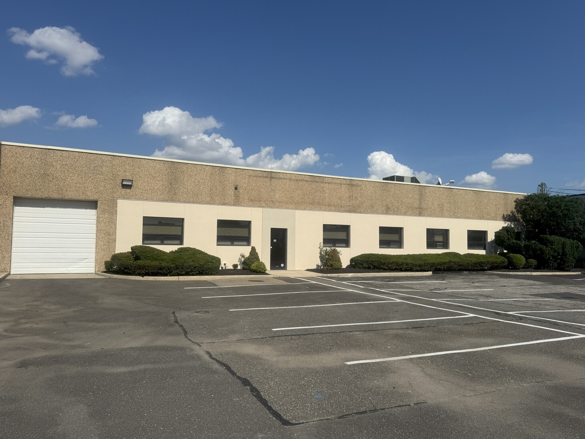 27 Sarah Dr, Farmingdale, NY for lease Building Photo- Image 1 of 8