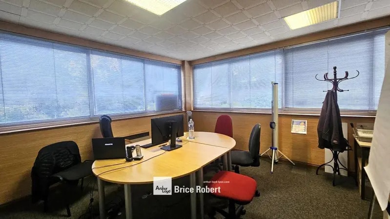 24 Rue Des Aulnes, Limonest for lease - Interior Photo - Image 2 of 4