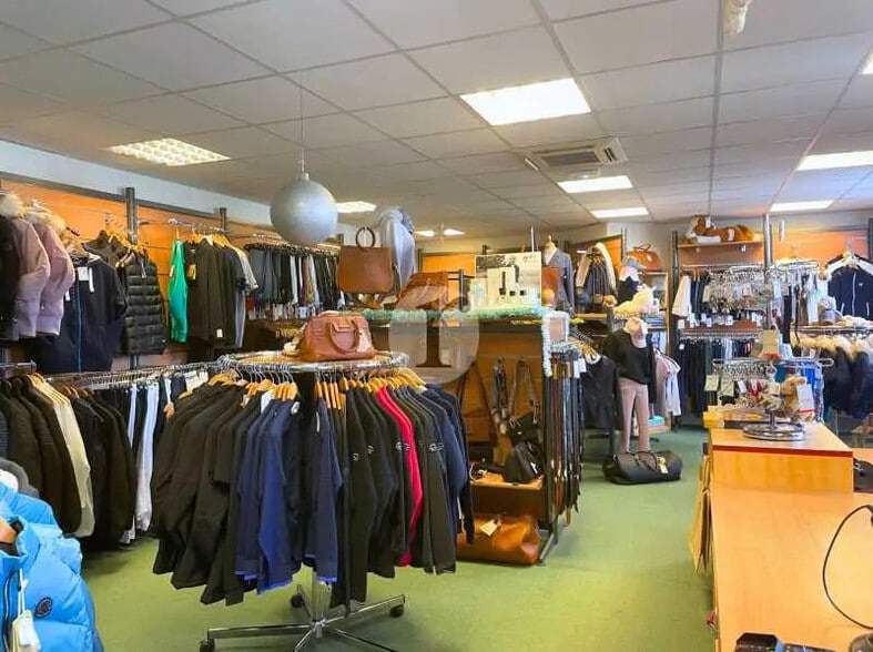 Retail in Capinghem for lease - Interior Photo - Image 2 of 4