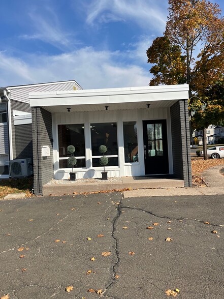 357 E Center St, Manchester, CT for lease - Building Photo - Image 2 of 11